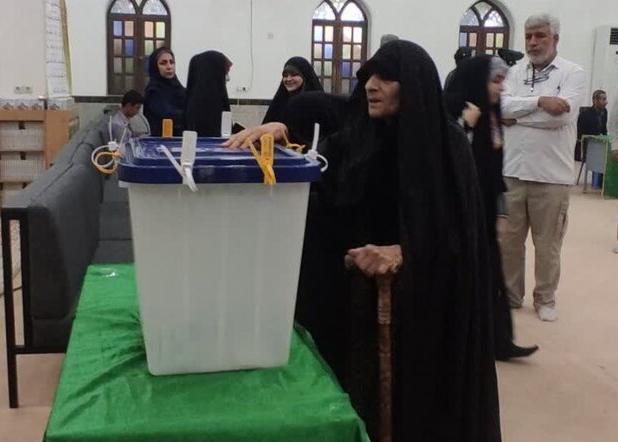 توصیه مادر شهید به مردم برای حضور در انتخابات