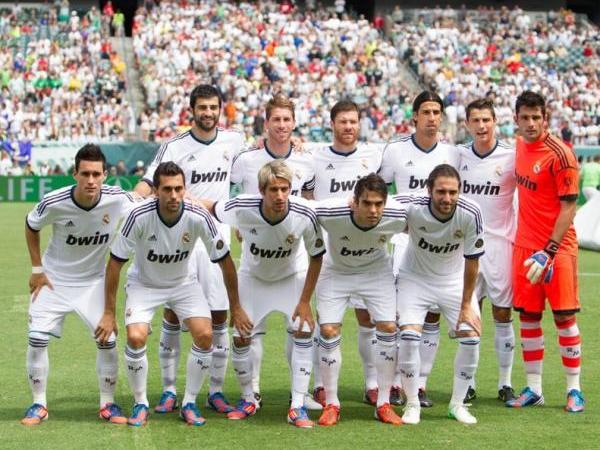 دستکش‌های سفارشی آدان برای دربی رسید