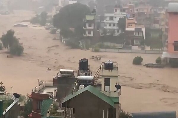 بیش از ۶۰ کشته در پی وقوع سیل و رانش زمین در نپال و هند+ فیلم