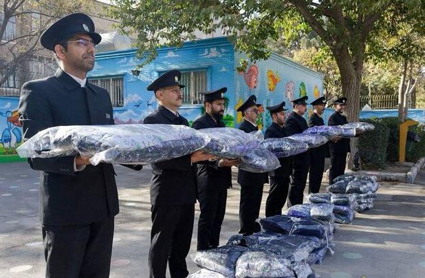 بهنام: پوشاک زمستانی میان دانش‌آموزان مدارس کم‌برخوردار مشهد توزیع شد