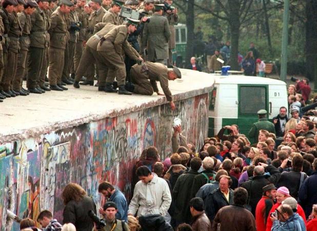 ۷ حقیقت شگفت‌انگیز درباره دیوار برلین که احتمالاً نمی‌دانستید