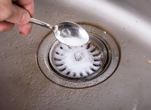 با این روش ساده بوی بد چاه فاضلاب را از بین ببرید