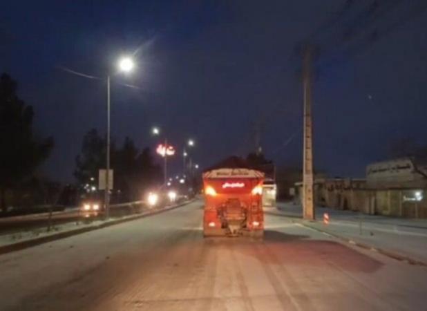 عملیات نمک‌پاشی در محورهای کوهستانی استان سمنان پس از بارش برف