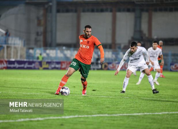 یک اخراج در نیمه اول بدون گل مس و فولاد