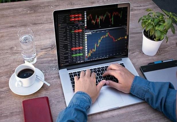 مقایسه و معرفی مناسب ترین بروکرهای بازار بین المللی