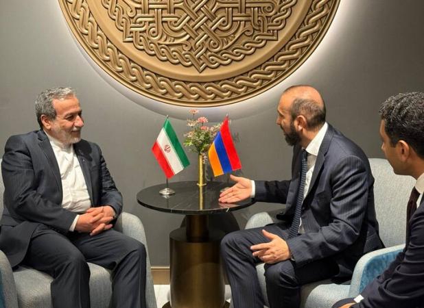 دیدار عراقچی با همتای ارمنستانی در حاشیه سفر رئیس جمهور به این کشور