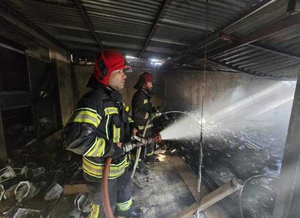 آتش‌سوزی انبار لوازم برقی در شیراز مهار شد