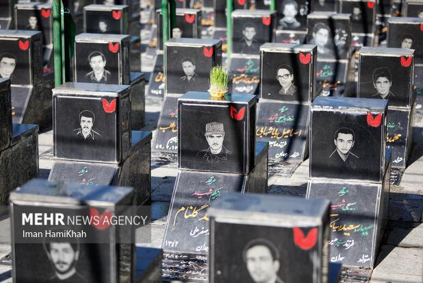 عطرافشانی مزار شهدای اسلامشهر با پرچم متبرک حرم امام رضا (ع)