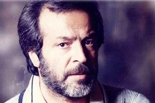 ژست خاص «ایرج قادری» داخل دفتر کارش در دهه ۵۰