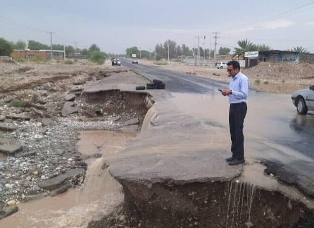 گرفتاری چند خودرو در مسیر دهلران-اندیمشک به علت سیلاب