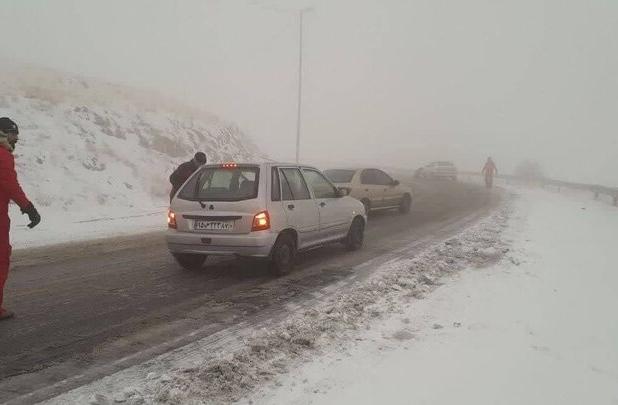 بارش برف موجب لغزندگی برخی جاده های خراسان رضوی شد