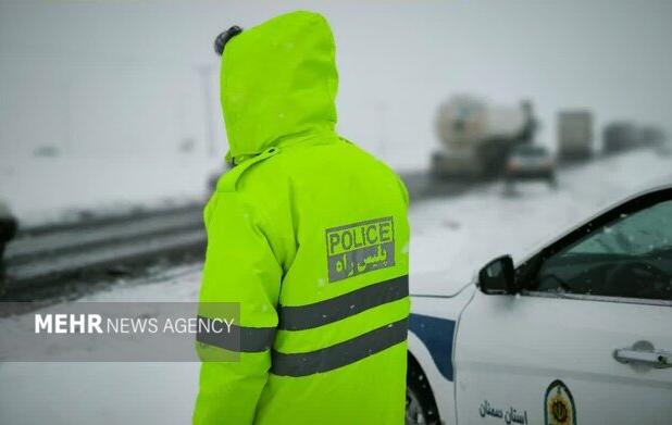 تلاش شبانه روزی برای باز نگه داشتن جاده های یزد؛ یخبندان ادامه دارد