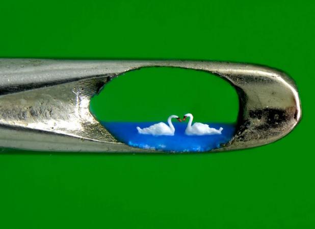 هنرمندی که شاهکارهایش را در سوراخ سوزن خلق می‌کند!