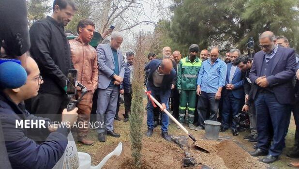 شهردار و سفیران محیط‌زیست اصفهان نهال غرس کردند