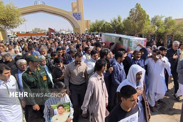 مراسم خاکسپاری شهید محمدعلی پیواسته در نیمروز برگزار شد