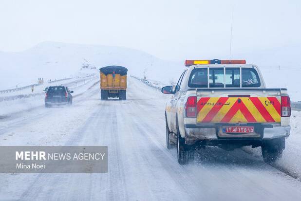 بارش سنگین برف و ترافیک پرحجم در محور هراز+فیلم