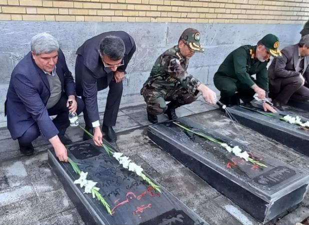 غبارروبی و عطرافشانی گلزار شهدای سنندج به مناسبت هفته بسیج