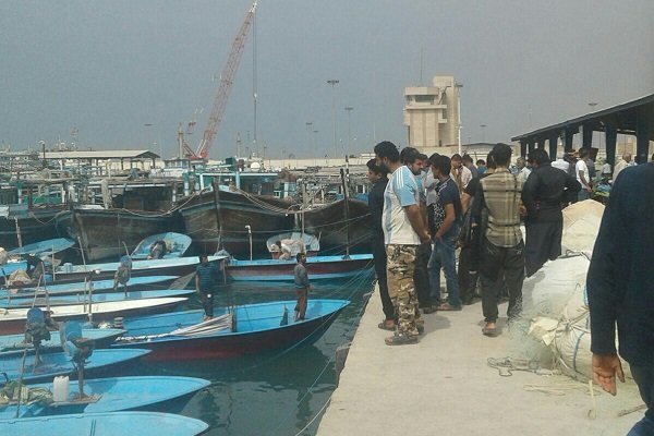 طوفان در سواحل مکران ۱۲ فروند لنج را در اسکله پُزم کنارک تخریب کرد