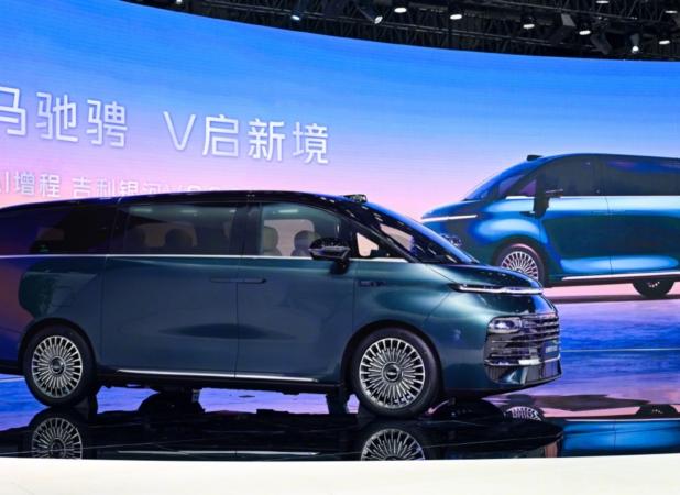 جیلی ۴۲ زن را در ون جدید خود جا داد!