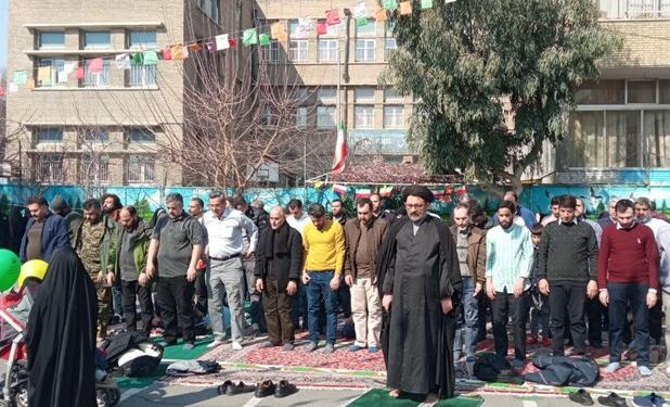 اقامه نماز ظهر در حاشیه جشن 45 سالگی انقلاب+عکس
