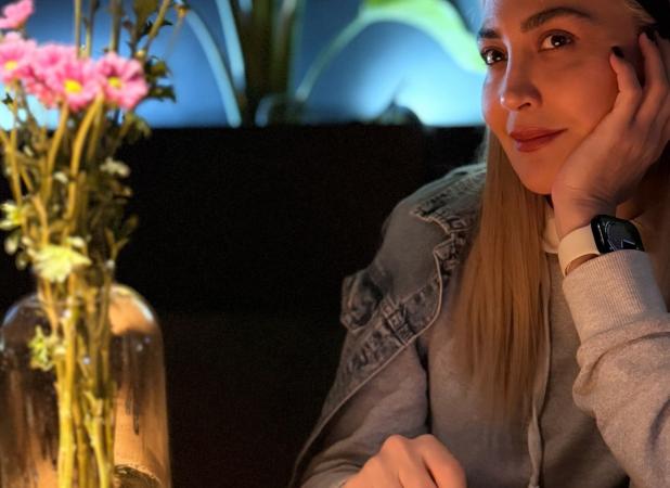 عکسی از خانم بازیگر همه چیز آنجاست در یک کافه