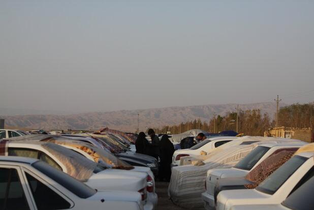 انتقال خودروهای رها شده شهر مهران به پارکینگ اربعین؛مردم‌نگران نباشند