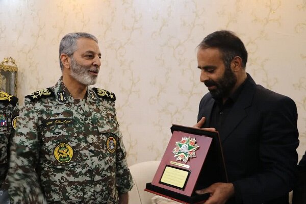 اعطای نشان فداکاری توسط فرمانده کل ارتش به خانواده شهید نقوی