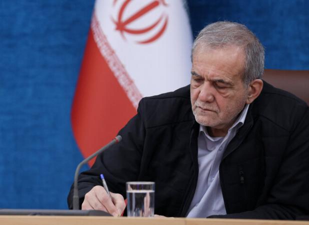 پزشکیان درگذشت مادر شهیدان دیانتی را تسلیت گفت