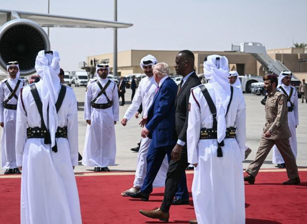 تصاویر امیر قطر در حال بدرقه ترامپ در فرودگاه دوحه