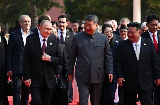 کیم و پوتین روی فرش قرمز میدان «تیان‌آن‌من» چین