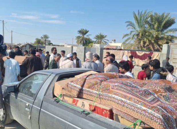 رسیدن کمک‌های مردم زرآباد سیستان و بلوچستان به سیل‌زدگان جاسک