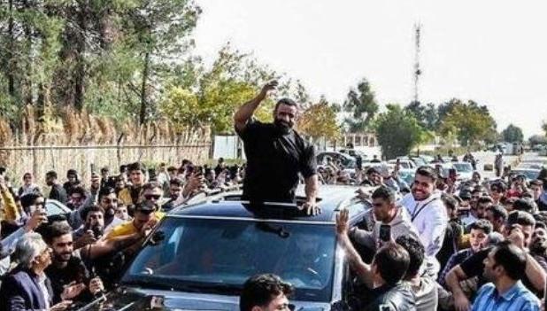 ادای احترام هادی چوپان به پرچم ایران از پنت‌هاوس لاکچری