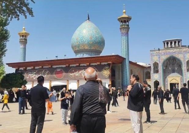 زنجیرزنی عزاداران شهادت امام رضا(ع) در حرم شاهچراغ(ع)