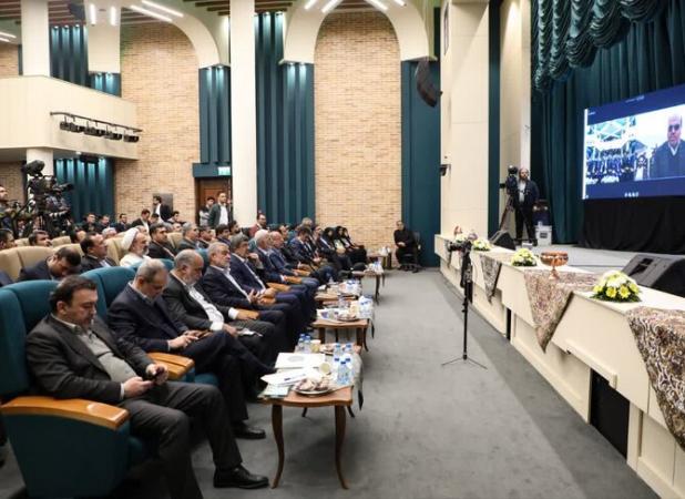 مؤمنی: استان یزد، کشور را از سوخت‌های فسیلی بی‌نیاز کند