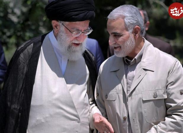 تصویری دیده نشده از سردار سلیمانی و رهبر انقلاب در حیاط بیت