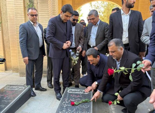 وزیر صمت به مقام شامخ شهدای سنندج ادای احترام کرد