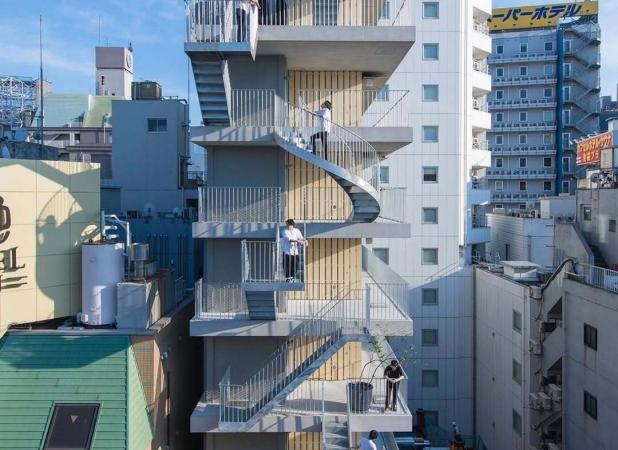 تصاویری جالب از معماری یک هتل فشرده در قلب ژاپن