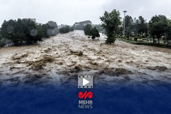 لحظه گرفتار شدن یک خودرو در سیل دیروز روستای قشلاق ارومیه