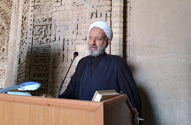 خطیب جمعه اردستان: باید مراقب توطئه‌های افراد فریب خورده بود