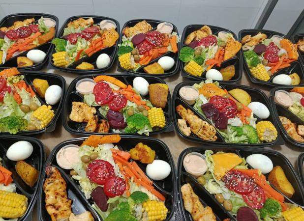 مقایسه هزینه‌ها: سفارش غذای سازمانی در مقابل سلف سرویس داخلی