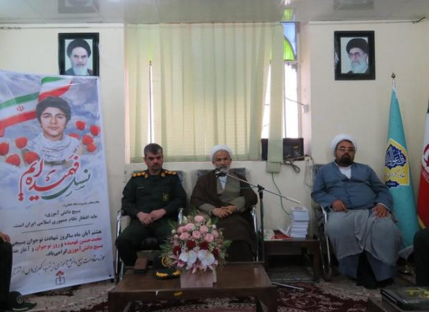 امام جمعه دشتستان: دانش‌آموزان بسیجی افسران پیشگام در جنگ نرم هستند