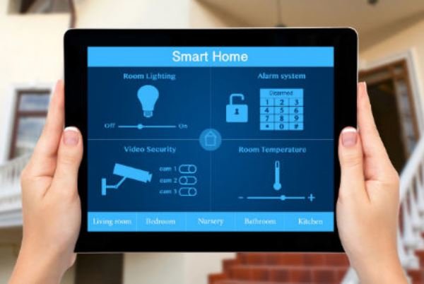 زندگی زیر سقفی که فکر می‌کند؛ این خانه از شما باهوش تر است!