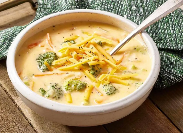 سوپ بروکلی با پنیر چدار؛ طعمی که نمی‌توان نادیده گرفت