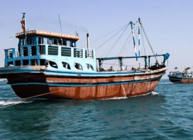 توقیف سه لنج صیادی در آب‌های جاسک و دستگیری ۱۱ متهم