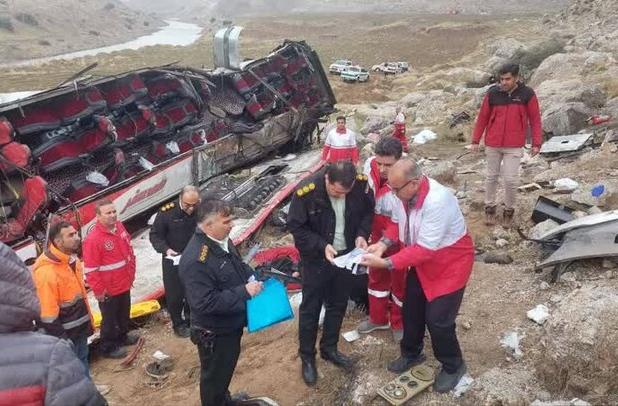 علت سقوط اتوبوس به دره در جاده اندیمشک - پلدختر اعلام شد