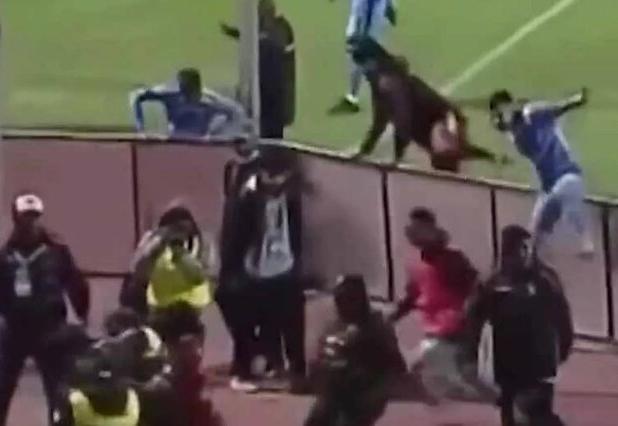 آشوب در فوتبال بولیوی/ ۱۷ اخراجی و گاز اشک آور زدن پلیس