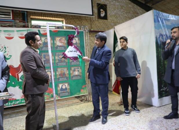 نواختن زنگ انقلاب در ۶ هزار مدرسه استان کرمان 