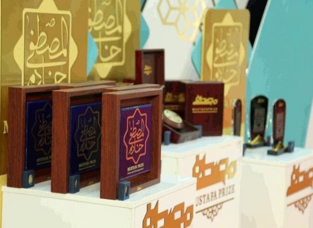 ۳ برگزیده ششمین دوره جایزه مصطفی (ص) در تالار وحدت تقدیر شدند