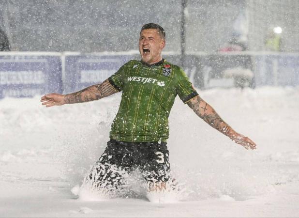 فینال لیگ برتر کانادا در بارش شدید برف برگزار شد