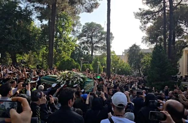 ورود پیکر استاد فرشچیان به هنرستان هنرهای زیبا